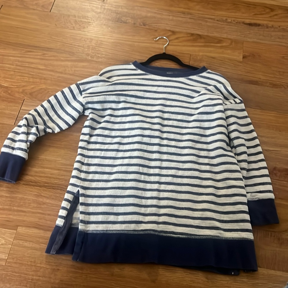 Woman’s old navy sweater. Size XS